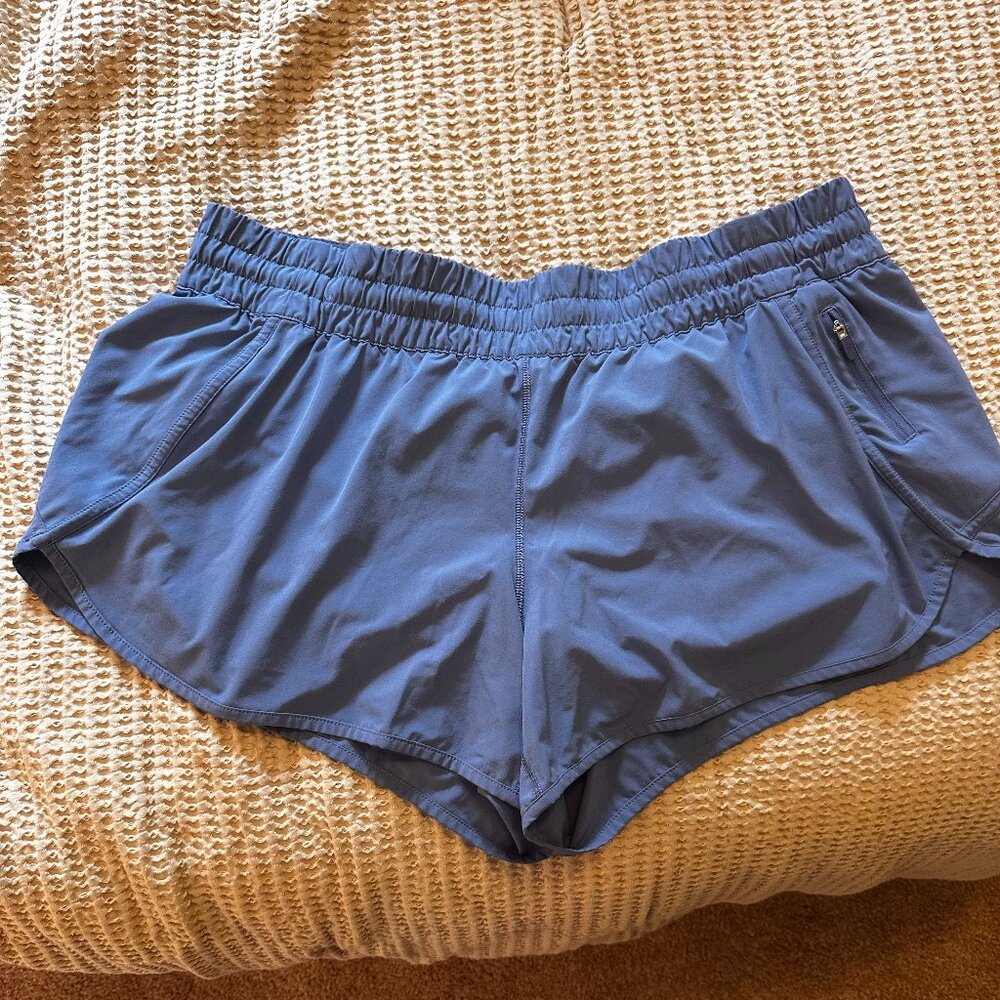 Lululemon Tracker Mid-rise shorts 4"